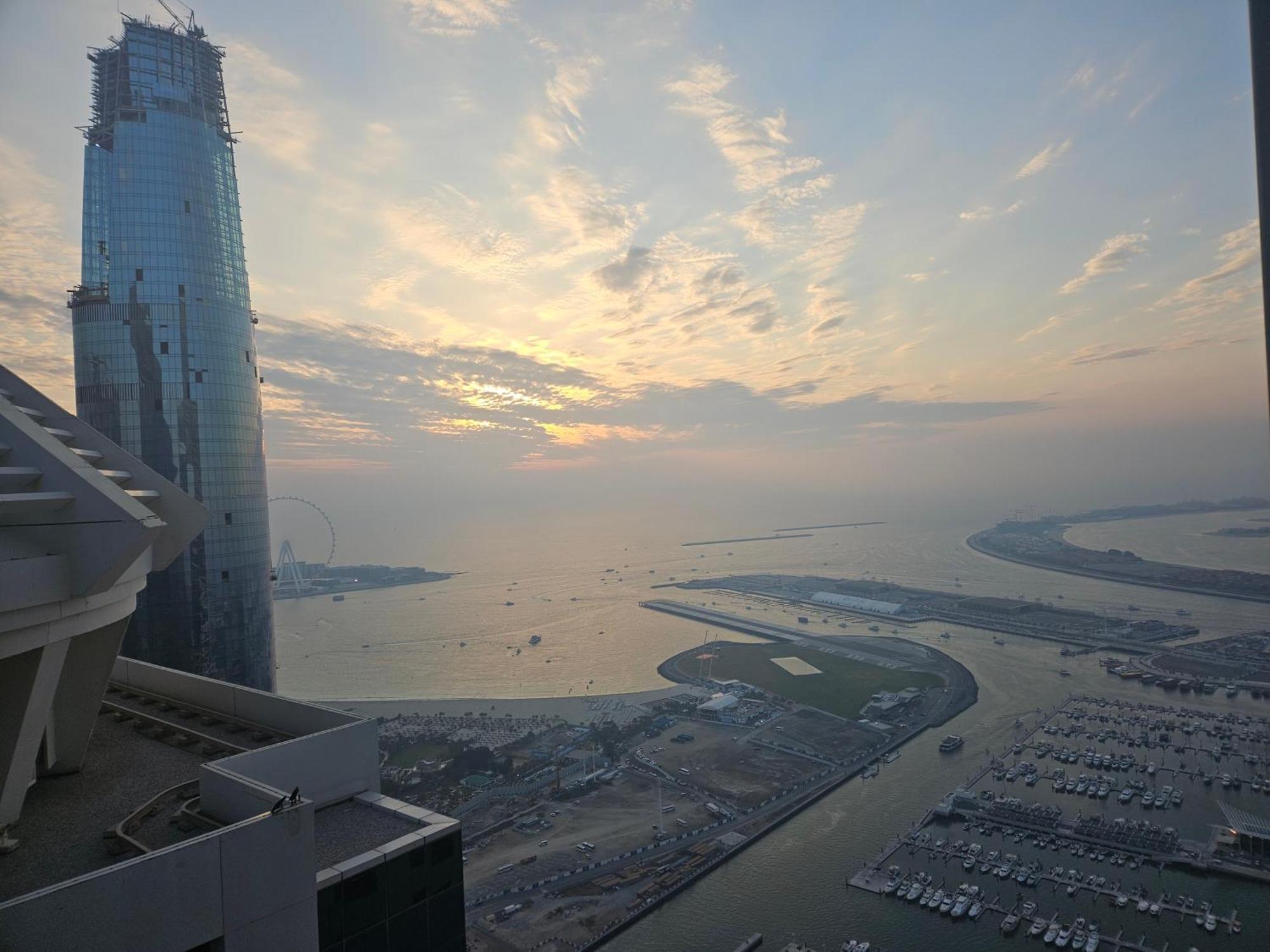 Super Host At Highest Residential Tower In The World, Private Rooms In A Shared Apartment Дубай Экстерьер фото